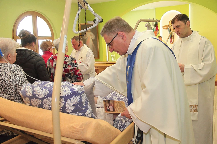 Mszy św. w kaplicy hospicyjnej, podczas której udzielony został sakrament namaszczenia chorych osobom w kaplicy (oraz, po liturgii, także leżącym w salach ośrodka), przewodniczył biskup diecezjalny K. Zadarko. Koncelebrowali Eucharystię kapłani związani z Caritas – ks. Krzysztof Sendecki, dyrektor domu hospicyjnego, i ks. Łukasz Bikun, dyrektor Caritas diecezjalnej.