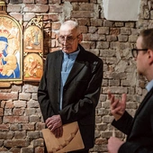 Andrzej Pochopień (z lewej) i Grzegorz Tomasiak, kurator wystawy, w trakcie wernisażu.