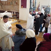 Uczestnicy pielgrzymki przyjęli sakrament namaszczenia chorych.