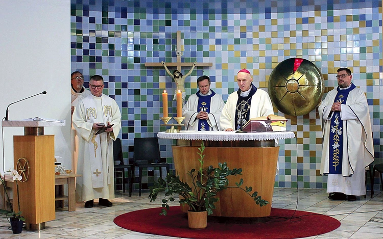 Eucharystii przewodniczył bp Andrzej Iwanecki, obok o. Mariusz Mazurkiewicz CSsR. 