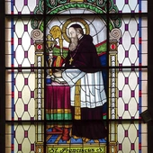 Malowana kopia witraża w Kaplicy Najświętszego Serca Pana Jezusa w ZOL boromeuszek w Gliwicach. 