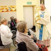  Biskup Marek Solarczyk udzielił indywidualnego błogosławieństwa Najświętszym Sakramentem. 