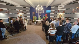 Zanim wręczono certyfikaty ukończenia zajęć, studenci wzięli udział w Eucharystii.