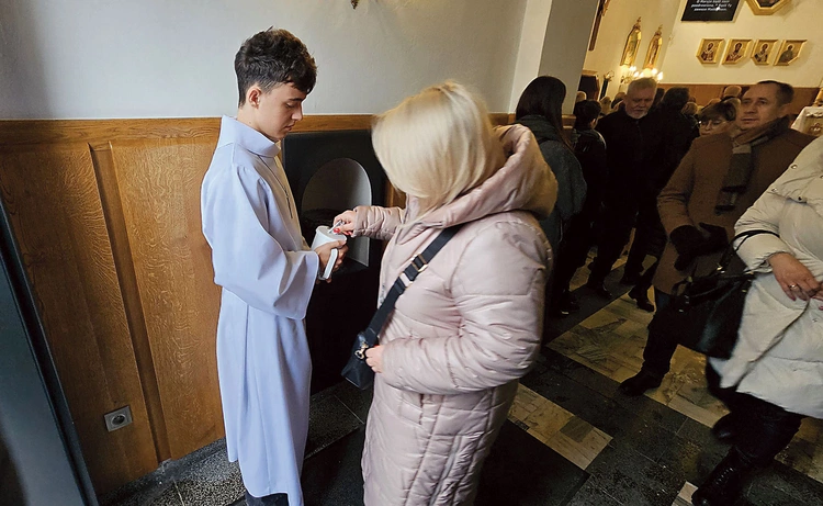 Wierni w Kościele pw. św. Jadwigi Królowej w Radomiu wspierają zbiórkę. 