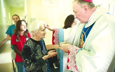 Podczas Mszy św. w ZOL bp Jeż i kapłani udzielili pacjentom sakramentu chorych.