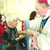 Podczas Mszy św. w ZOL bp Jeż i kapłani udzielili pacjentom sakramentu chorych.