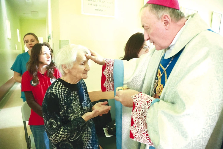 Podczas Mszy św. w ZOL bp Jeż i kapłani udzielili pacjentom sakramentu chorych.