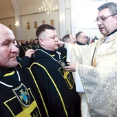 Pektorał przyjmuje Paweł Leśniak. 