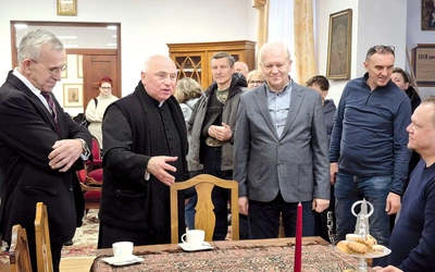 Podczas spotkania w pałacyku ks. prał. Józef Babicz opowiadał  m.in. o tym, jacy znamienici goście zasiadali za tym stołem. 