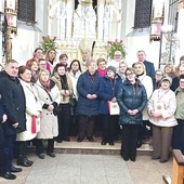 Nowi strażnicy z bp. Salaterskim, ks. Januszem Faltynem oraz gośćmi ze wspólnot arcybractwa z tarnowskiej katedry i parafii NSPJ w Tarnowie.
