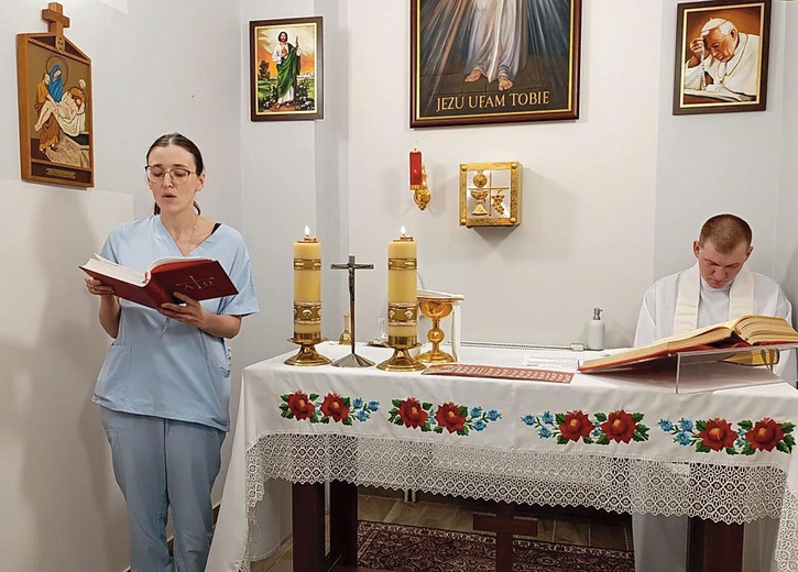  W łowickim szpitalu z pacjentami modlił się personel medyczny.