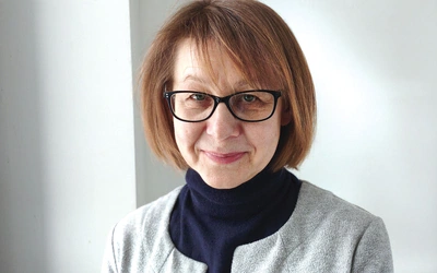 Po konsekracji zmienia się „wszystko i nic”. Zewnętrzna powłoka życia – praca, ubiór, miejsce zamieszkania – pozostaje nienaruszona, co czyni tę formę powołania niemal niezauważalną dla postronnego obserwatora. Prawdziwa rewolucja zachodzi w sferze wewnętrznej, która wymaga trwania przy Bogu w środku codziennego zgiełku. Nie jest to ucieczka od świata, ale wejście w niego z nową jakością.