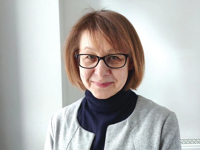 Po konsekracji zmienia się „wszystko i nic”. Zewnętrzna powłoka życia – praca, ubiór, miejsce zamieszkania – pozostaje nienaruszona, co czyni tę formę powołania niemal niezauważalną dla postronnego obserwatora. Prawdziwa rewolucja zachodzi w sferze wewnętrznej, która wymaga trwania przy Bogu w środku codziennego zgiełku. Nie jest to ucieczka od świata, ale wejście w niego z nową jakością.