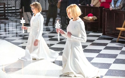 Stan dziewic jest w Kościele znakiem obecności królestwa Bożego na ziemi i szczególnym oddaniem życia Jezusowi. Poprzez ten obrzęd kandydatki zostały zaślubione Boskiemu Oblubieńcowi i oddały Mu się na wyłączną służbę. Jako widzialne znaki przynależności do tego stanu Irena Świerdzewska i Urszula Mróz otrzymały od biskupa obrączkę – symbol mistycznych zaślubin z Chrystusem, oraz księgę liturgii godzin, która zobowiązuje je do codziennej modlitwy za Kościół i świat.