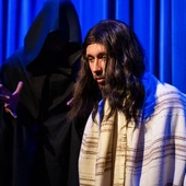 Jeden z utworów muzycznych został skomponowany specjalnie na tegoroczne misterium. Śpiewa go Alicja Habza. Światła główne ustawił kl. Filip Sieradzki SAC, czyli Zbawiciel. – Jezus jest Światłością świata, więc nasz Filip zrobił to najlepiej, jak mógł – uśmiecha się reżyser.