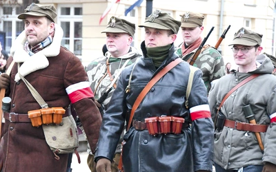 Weterani walk o niepodległość RP odebrali defiladę żołnierzy WP, terytorialsów, harcerzy i grup rekonstrukcyjnych ze schodów Bazyliki Świętego Krzyża.