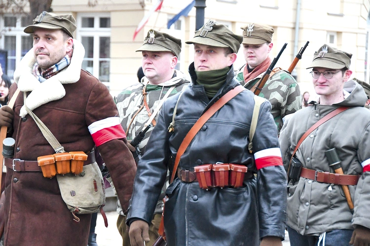 Weterani walk o niepodległość RP odebrali defiladę żołnierzy WP, terytorialsów, harcerzy i grup rekonstrukcyjnych ze schodów Bazyliki Świętego Krzyża.