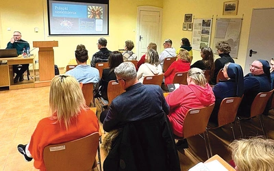 Prelekcja odbyła się w ramach cyklu pn. „Towarzyszyć dzieciom,  ale jak…? Wychowawcze wyzwania XXI wieku”.