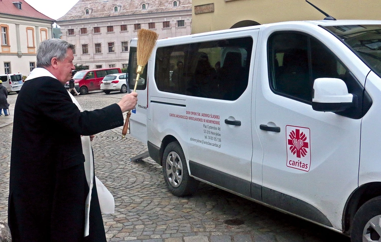 Nowy bus, dostosowany w pełni do przewożenia osób z niepełnosprawnościami, trafił do domu opieki w Henrykowie.