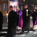 Liturgia stacyjna w Opolu. Procesja do katedry