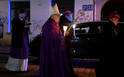 Liturgia stacyjna w Opolu. Procesja do katedry