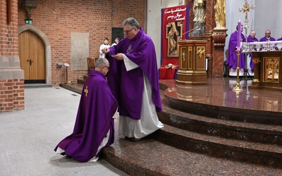Liturgia stacyjna w Opolu. Msza św. z obrzędem posypania głów popiołem