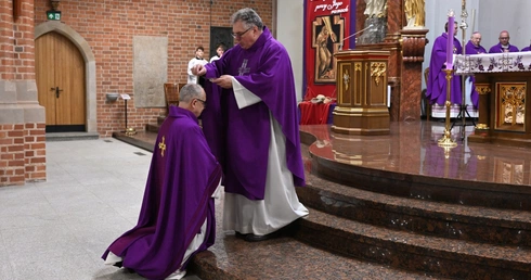 Liturgia stacyjna w Opolu. Msza św. z obrzędem posypania głów popiołem