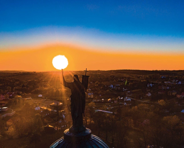 Figura Chrystusa zmartwychwstałego  na Bazylice Grobu Bożego  w Miechowie.