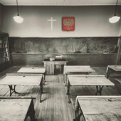 W gdańskim liceum uczniowie nie zgodzili się na zdejmowanie krzyży. Gdy nie pomogły groźby, komuniści postanowili zlikwidować opozycyjną szkołę