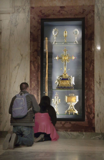 Odnalezione w Ziemi Świętej fragmenty krzyża, gwoździe i fragment titulusa, czyli tabliczki, którą przybito na krzyżu nad głową ukrzyżowanego Jezusa, znajdują się w Rzymie  