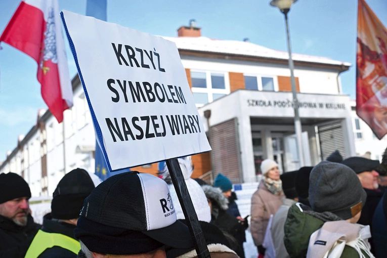 8 stycznia przed szkołą w Kielnie rodzice protestowali w obronie krzyża