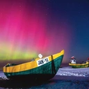 Kolor zorzy zależy od długości fali, jaką emitują poszczególne cząstki atmosfery.  Tlen „barwi” zorzę na zielono i czerwono,  a azot na niebiesko i zielono