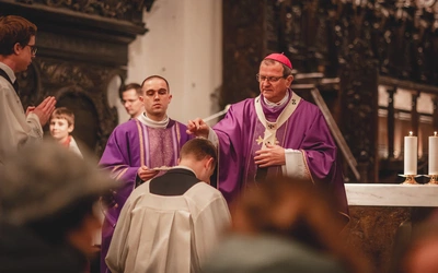 Popiół zdejmuje maski