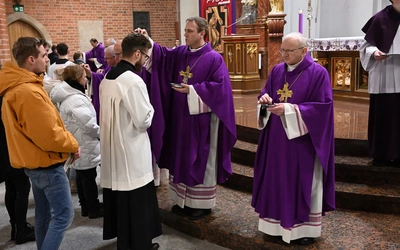 Pokutna procesja i gest posypania głów popiołem