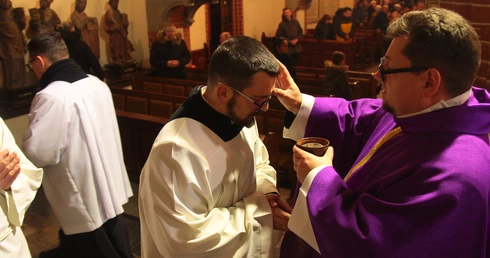 Posypanie głów popiołem