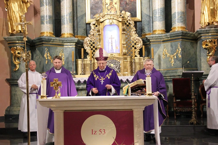 Między ołtarzem a Solidarnością