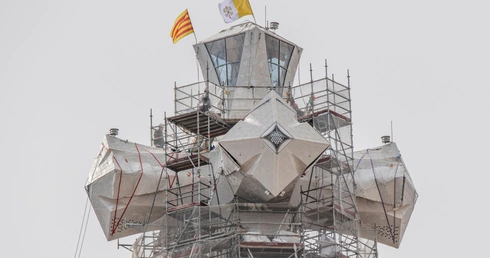 Sagrada Familia - najwyższa świątynia katolicka na świecie - osiągnęła swój szczytowy punkt. Zobacz zdjęcia!