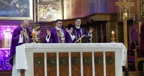 Katedra św. Mikołaja w Bielsku-Białej. Modlitwa za osoby skrzywdzone wykorzystaniem seksualnym