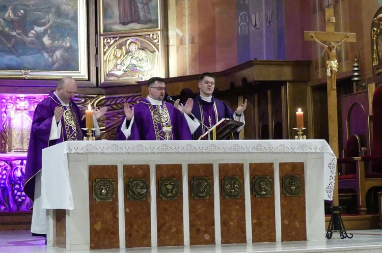 Katedra św. Mikołaja w Bielsku-Białej. Modlitwa za osoby skrzywdzone wykorzystaniem seksualnym