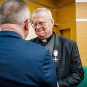 Oddali hołd bohaterom Solidarności. Wśród odznaczonych ks. Piotr Śliwka