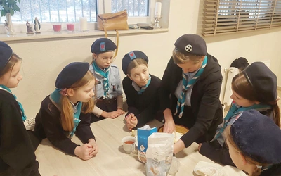 Schludny mundur i drożdżówka z kruszonką