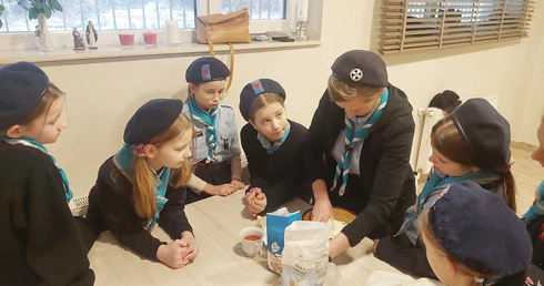 Schludny mundur i drożdżówka z kruszonką