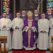 Klerycy wrocławskiego seminarium przyjęli posługi lektoratu i akolitatu