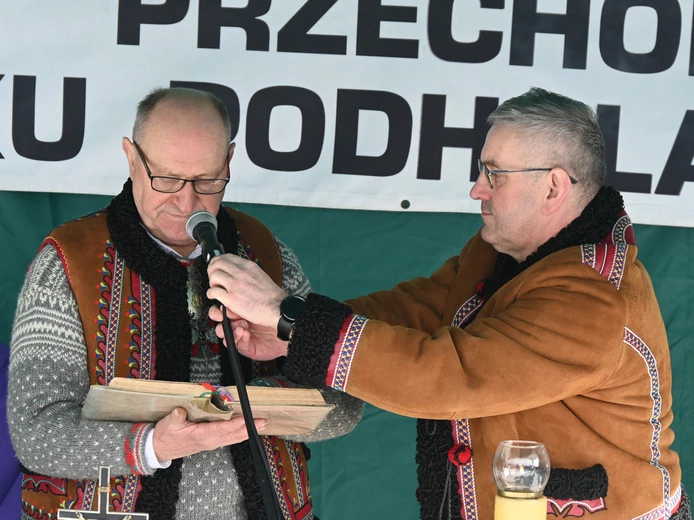 W góralskim stroju na nartach 