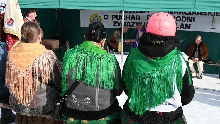W góralskim stroju na nartach 