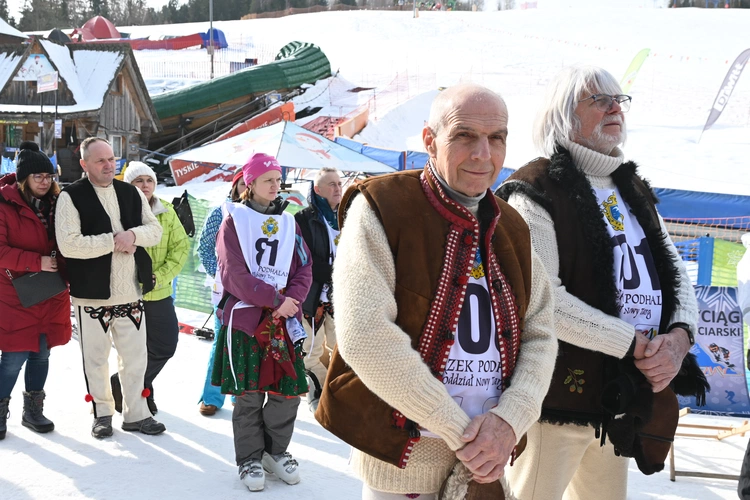 W góralskim stroju na nartach 