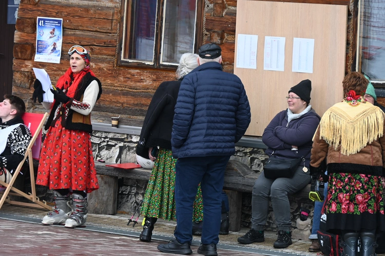W góralskim stroju na nartach 