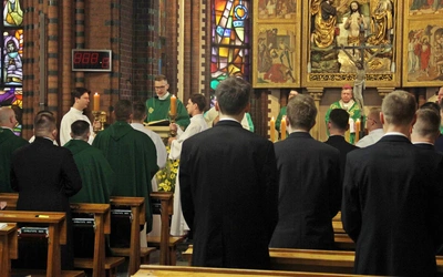 Klerycy z Wrocławia zapraszają na rekolekcje do seminarium: "Nie stawiamy na chamską propagandę"