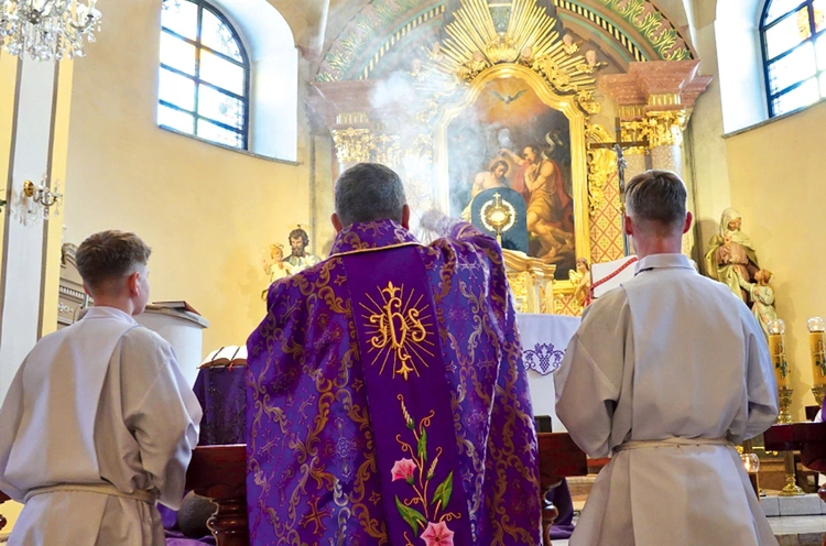 Bp Roman Pindel zainaugurował całodzienną adorację w kolejnej świątyni. 