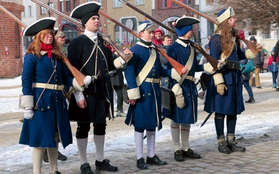 Rekonstruktorzy przyciągali wzrok kunsztownymi strojami oraz nienaganną musztrą.